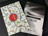 メンテナンスノート、取扱説明書です。 その車の整備記録が事細やかに記録されています。 車が生まれてから今までどのような道を歩んできたのか判るとても重要な物ですよ。