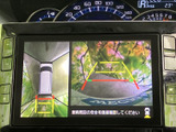車両周辺を複数の視点から確認できる表示に加え、後方の目安線も表示されています。駐車時や狭い場所での切り返しに役立ち、周囲の安全確認をサポートします。