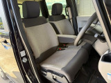 【フロントシート】アイポイントが高く、視界が開けているので、運転する際も快適♪シートも厚みがあり座り心地にこだわったシート設計になっているので、長時間ドライブの際も疲れを軽減してくれます☆