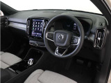 インストルメントパネルは僅かに運転席側へと傾けられているほか、余計なスイッチ類を可能な限り排し、運転に集中しやすい環境を造り出しています。