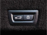 【電動テールゲート】オートマアチックトランクリッドオペレーションが装備されています。両手が塞がっている時でも、スマートキーを身につけていればハンズフリーで開閉可能です。