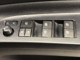 パワーウィンドのスイッチです。運転席に座りながら、助手席や後席の窓を開け閉めできるので大変便利ですよ。