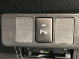 コーナーセンサーを車の前後に装備。障害物までの距離に応じて警告音を変えてお知らせ。縦列駐車時や駐車場・車庫などでの取り回しをサポートします。詳細は販売店スタッフまでおたずねください。