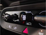 MINIの内装はとにかく『円』に拘ったデザインコンセプトが一目で伝わってきます。これほど円形に拘った車は他に御座いません。伝統のデザイン、トグルスイッチなど遊び心のある内装で御座います。