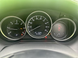 速度計や各種表示が視線の先にまとまり、運転に必要な情報をひと目で確認しやすいメーター廻りです。目盛りや表示灯も並び、乗車中の状況把握に役立つ見やすい構成となっています。