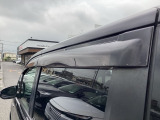 人気の用品、ドアバイザーが装着されております。雨の日でも換気が出来て本当に便利です!