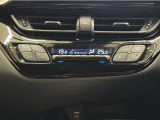 デュアルオートエアコン付きです。運転席・助手席でそれぞれ吹き出す風の温度や風量など自動調整してくれます。