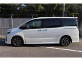 広々とした車内空間で家族でのお出かけが楽しくなる3列シートミニバン。スライドドアは省スペースでの乗り降りが可能。勢いよく開いて隣の車に&hellip;なんて事もなくなります。