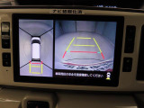 【パノラマモニター】上からの映像を表示。前後左右のカメラで合成し、運転席からの目視だけでは確認しにくい状況をリアルタイムで見晴らせます