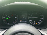 速度計などの表示が正面にまとまり、運転中も必要な情報を確認しやすいレイアウトです。中央の表示部も備わり、視線移動を抑えながら車両情報を把握するのに役立ちます。
