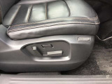 運転席10Wayパワーシート&ドライビングポジションメモリー機能付き