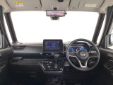 運転席は、大きな座面と包み込むような背もたれがドライバーの身体全体をしっかり支えます。上質なシート素材と座り心地のよいクッションを採用し、長時間の運転やコーナーの多い道も快適です