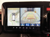 パノラミックビューモニター付きです。車両を上から見たような映像をディスプレイオーディオ画面に表示。運転席からの目視だけでは見にくい、車両周辺の状況をリアルタイムでしっかり確認できます。