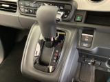 CVT車のセレクトレバーです。低速から高速まで、変速ショックのないスムーズな走りを実現するとともに、エンジン効率のよい領域を維持することで燃費にも貢献します。