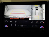 パノラミックビューモニターを装備。駐車場や交差点でクルマを真上から見るように周囲を確認できます。機能の詳細は販売店スタッフまでおたずねください。