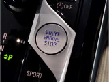 【コックピットシート】BMW車の主役席。車体中央にくる様に配置し車両重心とが一致する事でドライバーと車との一体感あるドライビングを実現。人間工学に基づき形成した形状が長時間のドライブ疲労も軽減します!
