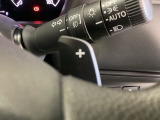 ステアリングホイール・後ろの減速セレクターは、左右に取り付けられた2つのパドルスイッチで減速の強さを調整。左側の「-」を操作すると減速を強く、右側の「+」を操作すると減速を弱くすることができます。