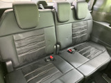 3列目は3人掛けの座席にヘッドレストを備え、後席まで乗員を迎えられるレイアウトです。座面と背もたれに落ち着いた色合いを採用し、同乗者にもくつろぎやすい空間です。