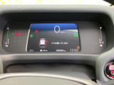 速度やシフト位置に加え、警告表示、外気温、走行距離などをまとめて確認できます。必要な情報を運転席正面で把握しやすく、日々の運転を支える見やすい表示です。