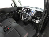 シンプルで使いやすいデザインの運転席です。