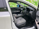前席は視界が広く、運転席から前方や周囲を確認しやすい室内です。明るい色合いのシートと落ち着いた内装がまとまり、乗り降りの際もゆとりを感じられます。