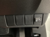 ハンドルの右側にはヘットライトリベライザーがついています。ヘッドライトリベライザーは道路状況や積荷の加重に応じてライトの高さを調節できます。