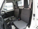 シンプルで扱いやすいセパレートシートを採用。運転席と助手席それぞれにゆとりを確保し、作業現場への移動を支える実用的な室内空間です。