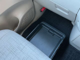 助手席シートの下に、便利な前後スライド式のアンダーボックスを装備。運転用の替え靴や、車内に常備したいこども用品、着がえた服などを収納できます