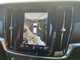 【360&deg;ビューカメラ】4台の高解像度カメラで360度の鳥瞰図を表示。隣の車や壁、死角にある障害物などを画面で確認できるため、狭いスペースでの駐車・出入りも安心です。