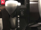 インパネシフトですので足元ひろびろ。運転しやすいですよ。シフトノブが大きいので握りやすいですね。