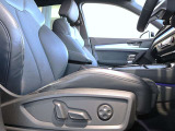 クオリティの高いシートを採用するのは、Audiのクルマづくりの哲学のひとつです。特に座り心地が重要です。体の大きなドイツ人が座っても頑丈な耐久性があります。。しかも肌触りも良く高級家具のようです。