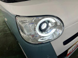 白く明るい光で夜間走行をサポートするLEDヘッドランプを搭載