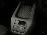 指先だけで簡単に操作が可能な電動パーキングを採用!ホールドスイッチを押すと信号待ちや渋滞時にブレーキペダルから足を離してもブレーキを保持!