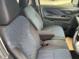 フロントシートにはセンターアームレスト付き、長時間の運転で疲れた腕を乗せてください。