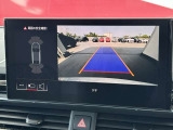 ●リアビューカメラ『入車経路を算出し、ガイドラインと補助線をディスプレイに表示します。同時にバンパーに内蔵のセンサーが障害物を感知し音で注意を促します。後方の死角も安心していただけます。』