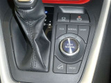 折角、RV車を購入したからには、スキーやスノボ、山道に向かいたいですよ。下り坂走行時に自動的にブレーキを制御して一定の低速度を保つ&rdquo;ダウンヒルアシストコントロール&rdquo;が着いていて安心感アップ!