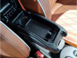 MINIの内装はとにかく『円』に拘ったデザインコンセプトが一目で伝わってきます。これほど円形に拘った車は他に御座いません。伝統のデザイン、トグルスイッチなど遊び心のある内装で御座います。