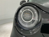 LEDヘッドライトは、点灯の瞬間から最大光量を発揮し、突然暗くなるトンネルなどでの安定感を高めます。