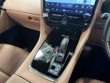 左右独立コントロールフルオートエアコンで車内はいつでも快適!シフトポジションを電動で制御するエレクトロシフトマチック!ワイヤレス充電器!対応スマートフォンを充電エリアに置くだけで充電可能!