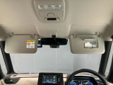 運転席のサンバイザーにはバニティーミラーも付いています。身だしなみチェックには欠かせません。