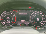 速度や各種車両情報がまとまって表示され、運転中にも必要な情報を確認しやすい配置です。アシスト表示も備わり、状況把握を助ける見やすいメーターまわりとなっています。