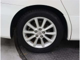 飽きの来ないデザインのトヨタ純正アルミホイールです♪足元をすっきり見せるだけではなく車体の軽量化で燃費向上にもつながっています♪