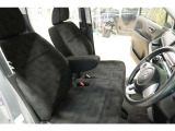 運転席シートを近くから撮影しました。座面や背もたれの状態をご確認ください。アームレスト付きで、ゆったり座れるつくりです。