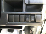 【アイドリングストップ】信号待ちなどの停車時に車のエンジンを停止させ、燃料を消費しないことで「燃費」と「環境」のことを考慮した機能です。