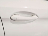 【デザインとの融合】BMWデザイナーが創り出したボディデザインを損なう事のない様に配置とデザインに拘っています。ドアノブについてもBMWの拘りに妥協はありません。
