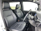 高いホールド性で運転姿勢が安定します。長距離ドライブでも疲れにくいのが魅力です。快適なドライビングライフをお送りください♪