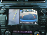 ギアを『R』に入れた後、カメラボタンを押すと、運転席から見えない左側面をナビ画面にうつしてくれるので、幅寄せや縦列駐車がし易くなります。