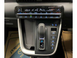 操作しやすいATシフトです♪シフトチェンジを気にしなくていいので運転だけに集中できますね!自然と手に届くところにある、手になじむ形状のシフトノブがいいですね♪
