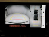パノラミックビューモニターを装備。駐車場や交差点でクルマを真上から見るように周囲を確認できます。機能の詳細は販売店スタッフまでおたずねください。
