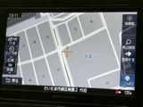 見やすい地図表示で、初めての道でも安心。周辺情報も確認でき、スムーズな運転をサポートします。目的地までの最適なルートを案内します。